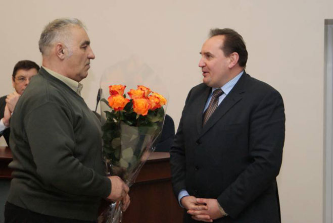 R.Urbonas (dešinėje) sveikina jubiliatą A.Bagdoną